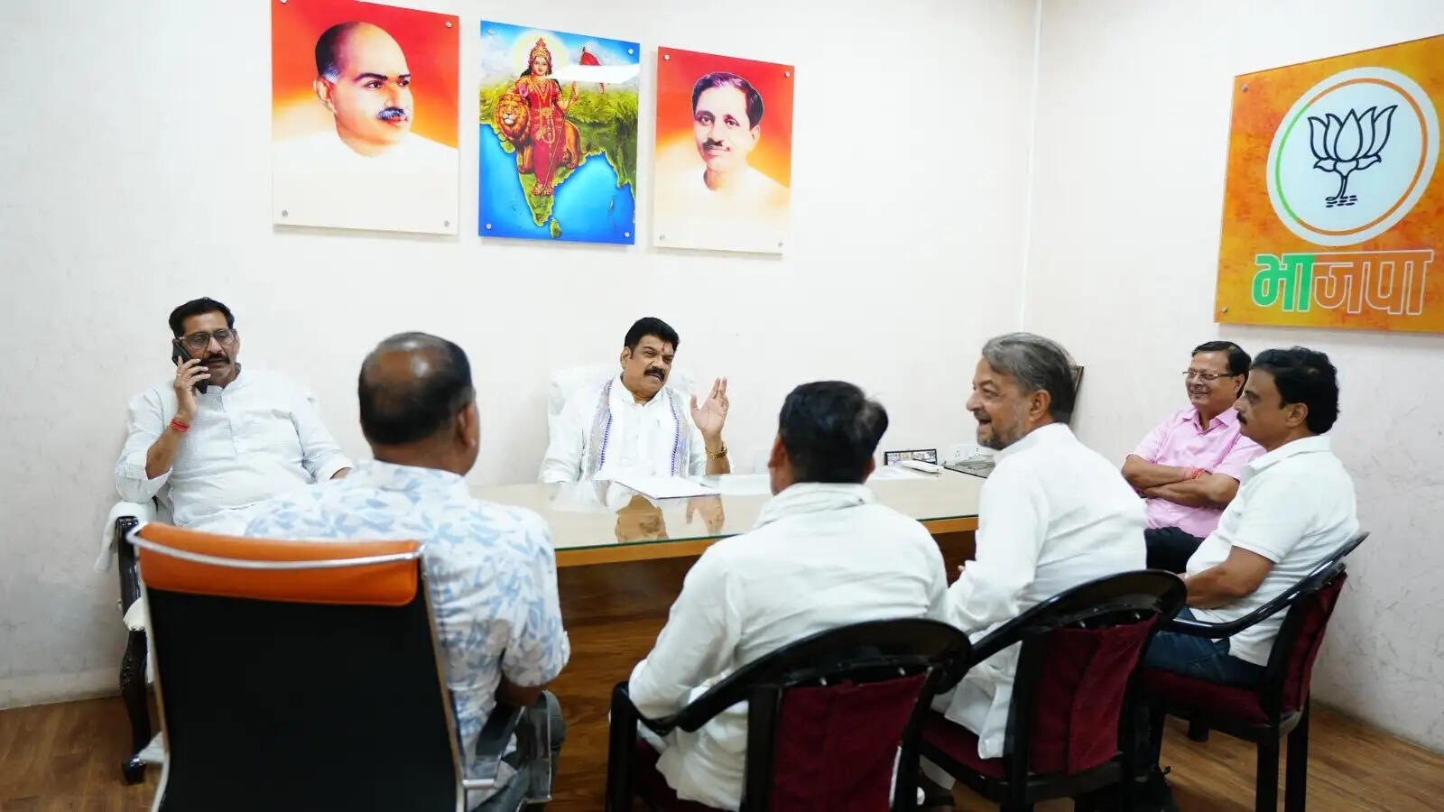 भाजपा प्रदेश कार्यालय में कैबिनेट मंत्री गोविंद सिंह राजपूत ने सुनीं जनसमस्याएं
