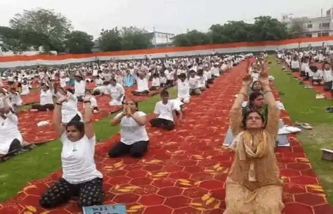 रेवाड़ी में हल्की बूंदाबांदी के बीच उत्साह से मनाया गया अंतरराष्ट्रीय योग दिवस