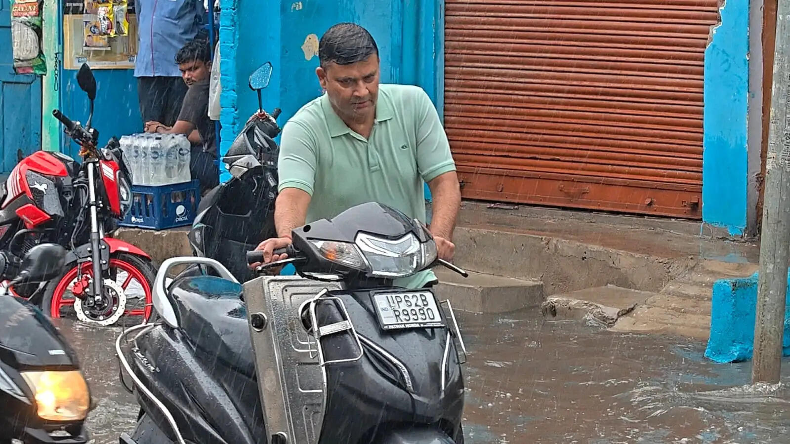 मूसलाधार बारिश से जौनपुर बेहाल, शहर से गांव तक जलभराव