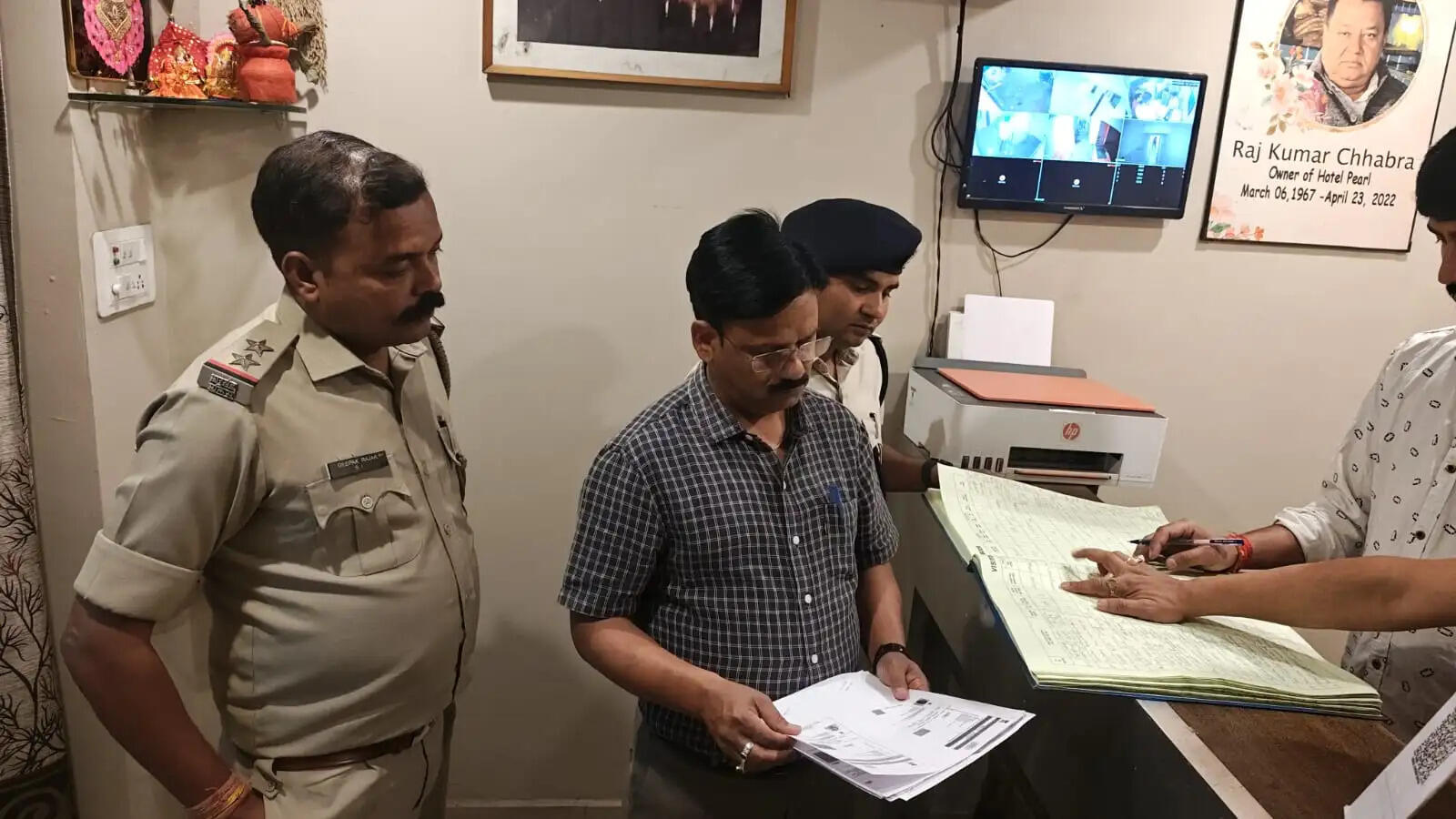 उत्पाद सिपाही परीक्षा से पहले अधिकारियों ने होटलों में की छापेमारी