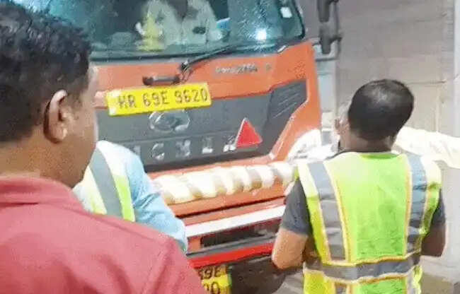 सोनीपत: टोल पर दो लेन बंद, आधे घंटे तक फंसी रही छह बसें तो यात्री भड़के