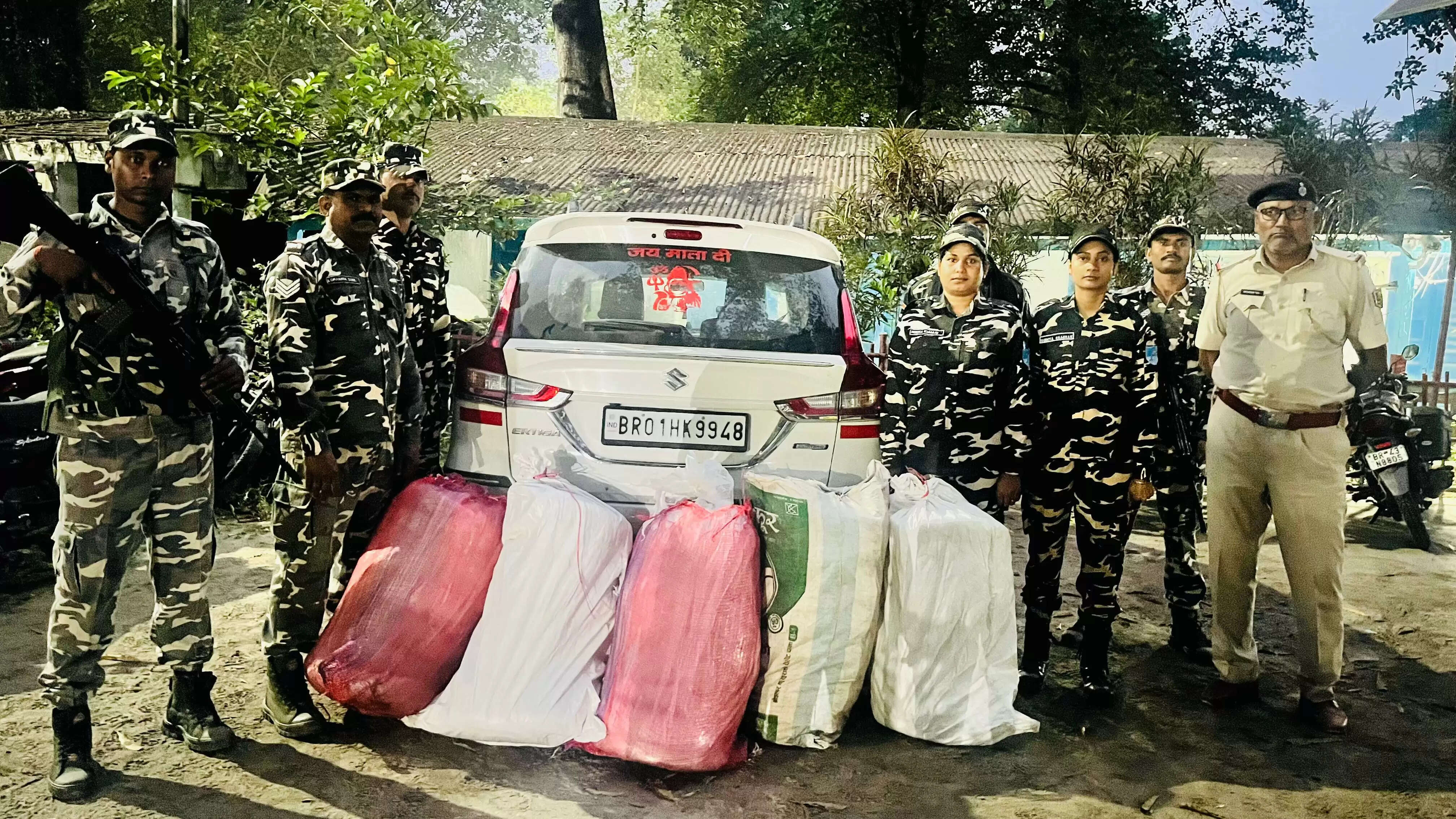 एसएसबी ने 125 किलो गांजा के साथ एक चार पहिया वाहन और तस्कर को किया गिरफ्तार