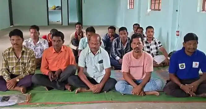 सहकारिता सप्ताह में लघु वनोपज संग्रहकर्ताओं को योजनाओं की दी गई जानकारी