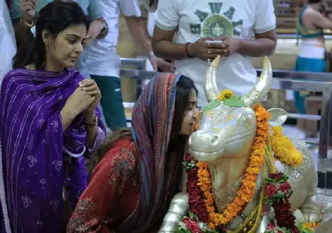 गुजराती गायिका किंजल और अभिनेत्री मोनल ने किए बाबा महाकाल के दर्शन, भस्म आरती में हुईं शामिल