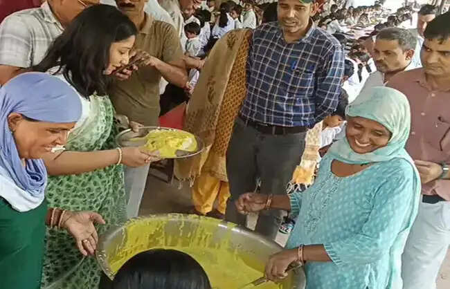 नारनाैल: उपायुक्त ने बच्चों संग बैठकर खाया मिड डे मील, परखी भोजन गुणवत्ता और व्यवस्थाएं