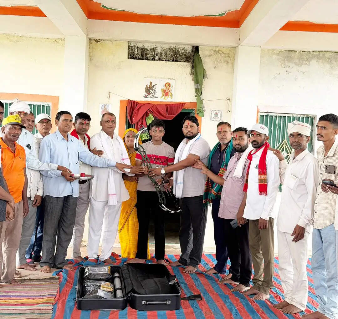 अंतरराष्ट्रीय खिलाडी भूमित पारगी को चौरासी विधायक ने भेंट किया धनुष