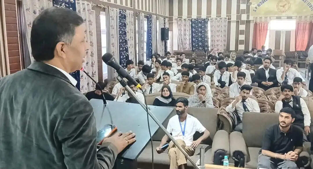 नशामुक्त समाज का संदेश घर-घर पहुंचाएं युवा-डॉ. भारत भूषण