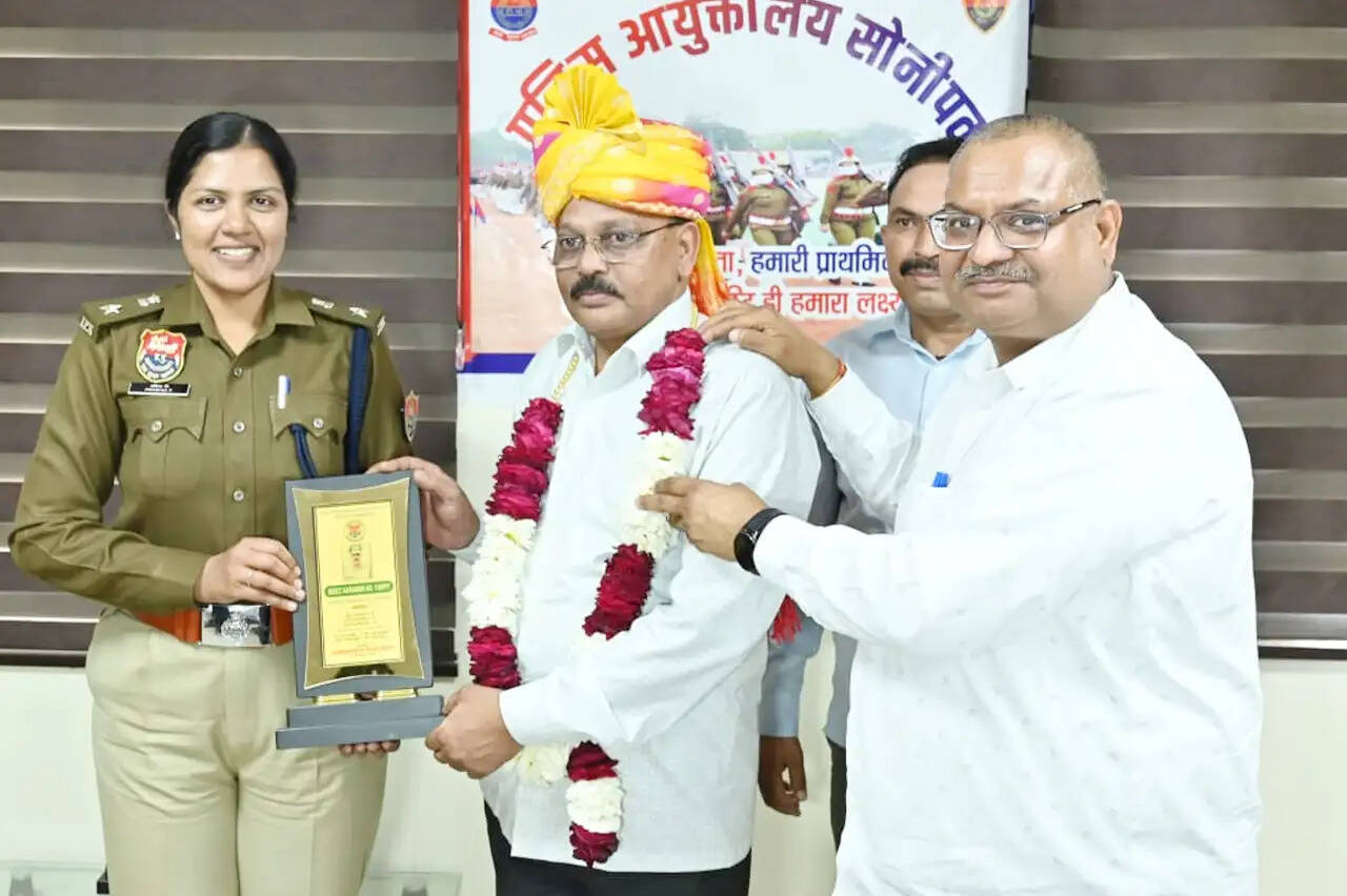 सोनीपत: सेवानिवृत्त दो कर्मियों को भावभीनी विदाई समारोह