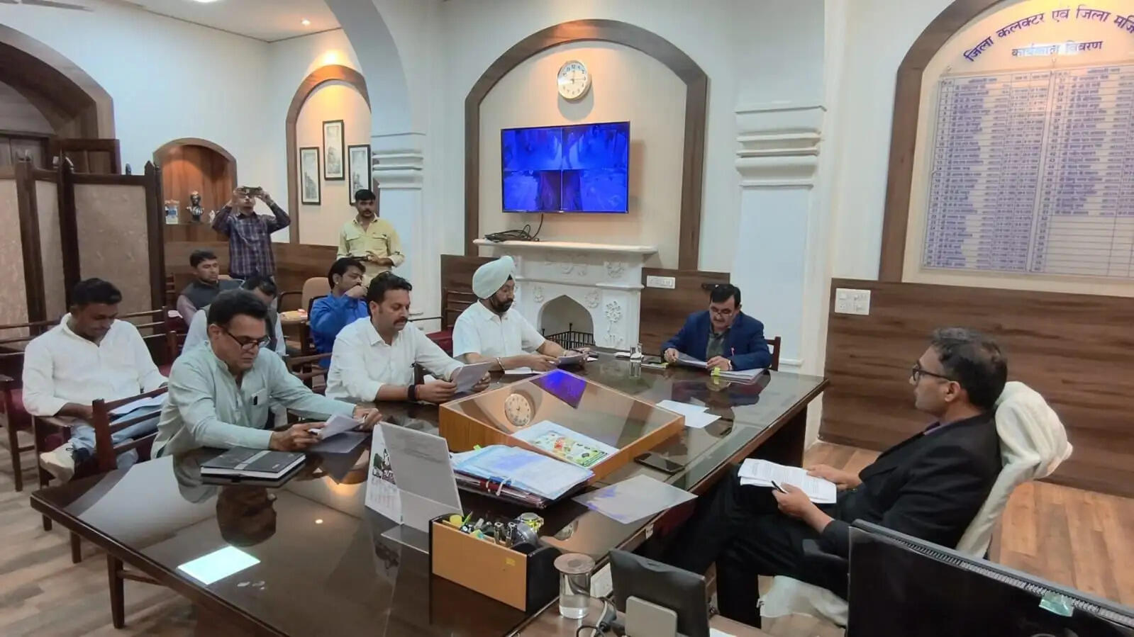 राजनीतिक दलों के प्रतिनिधियों को दी एसआईआर की जानकारी