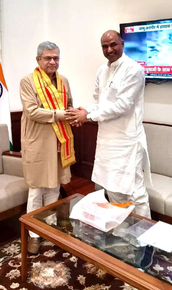 रेल मंत्री से मिले सांसद सीपी जोशी, मेवाड़ की रेल परियोजनाओं और यात्री सुविधाओं पर रखीं मांगें