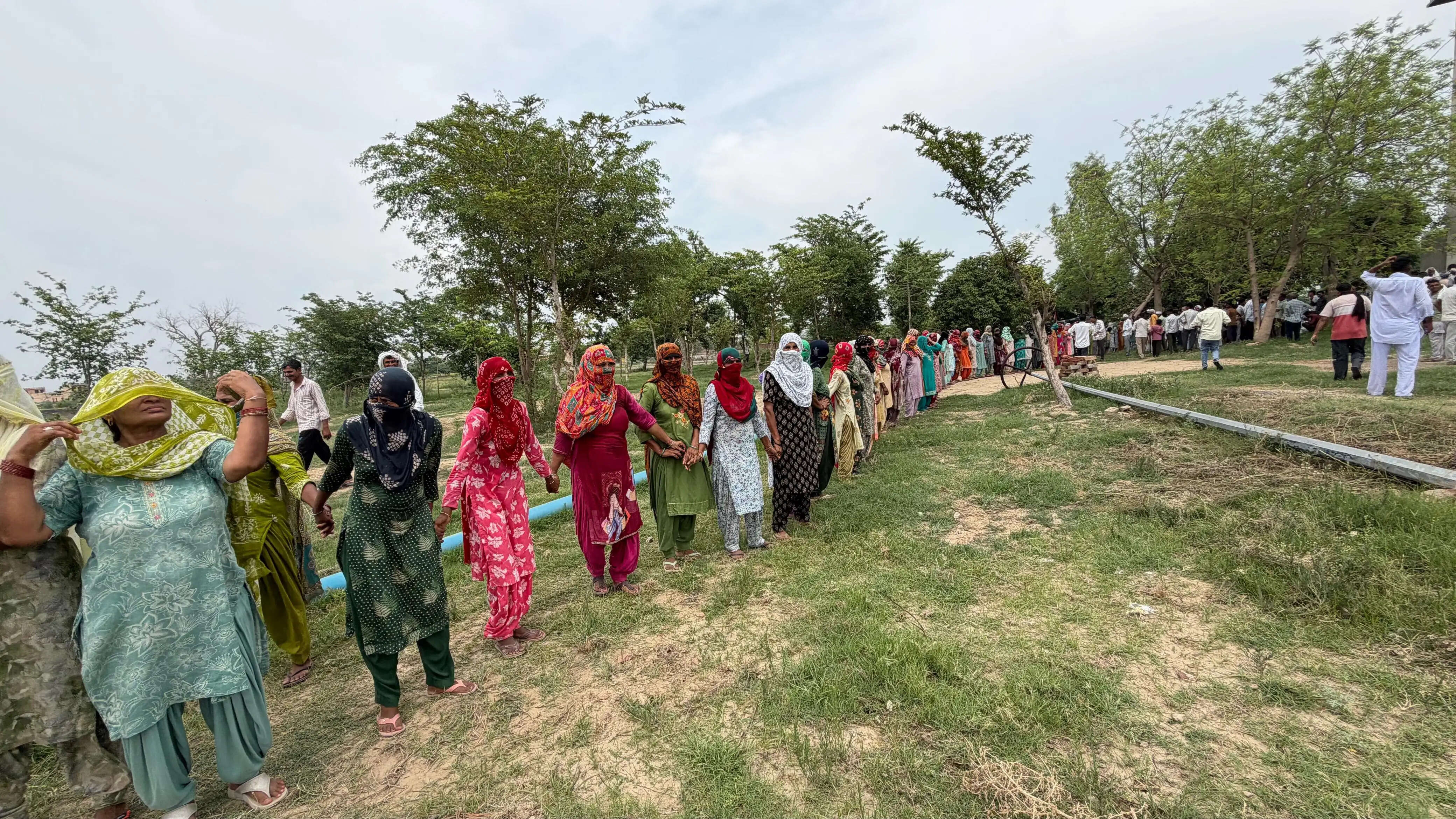 हांसी : चानौत में ग्रामीणों ने बनाई दो किलोमीटर लंबी मानव श्रृंखला बनाई