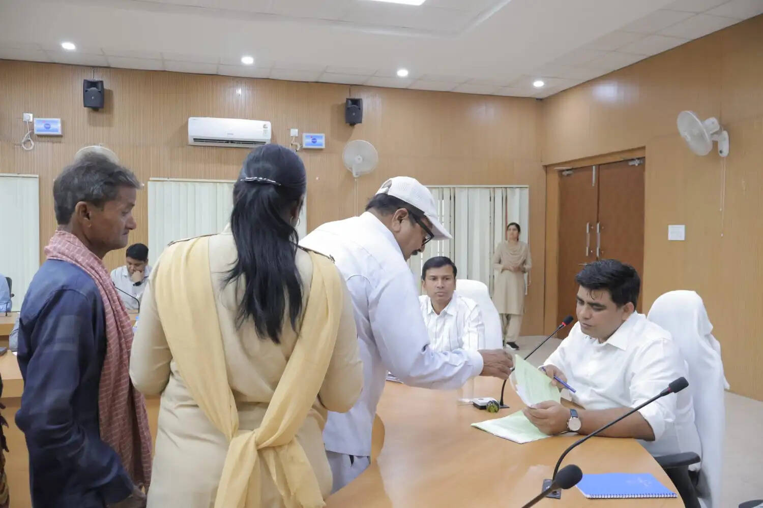 जनदर्शन में कोरबा कलेक्टर ने सुनीं आमजन की समस्याएं, 130 आवेदनों के त्वरित निराकरण के दिए निर्देश