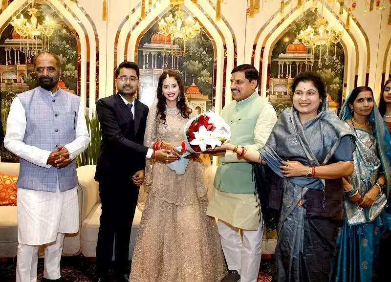 मप्रः मुख्यमंत्री डॉ. यादव नई दिल्ली में विवाह समारोह में शामिल हुए