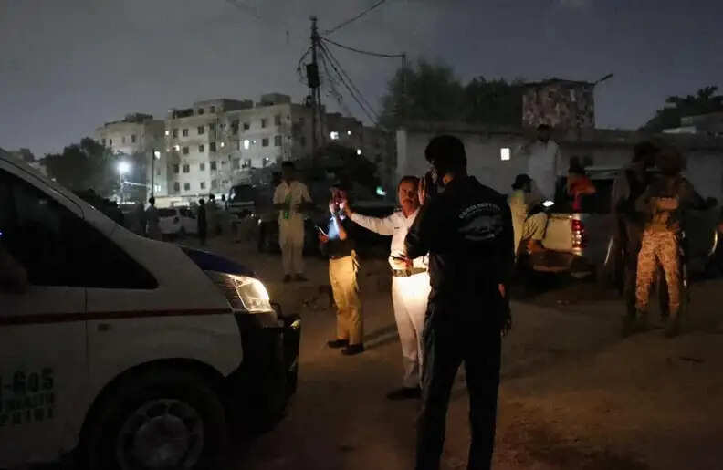 पाकिस्तान के कराची में रेंजर्स मुख्यालय पर हमले में पांच आतंकी ढेर, तीन जवानों की मौत