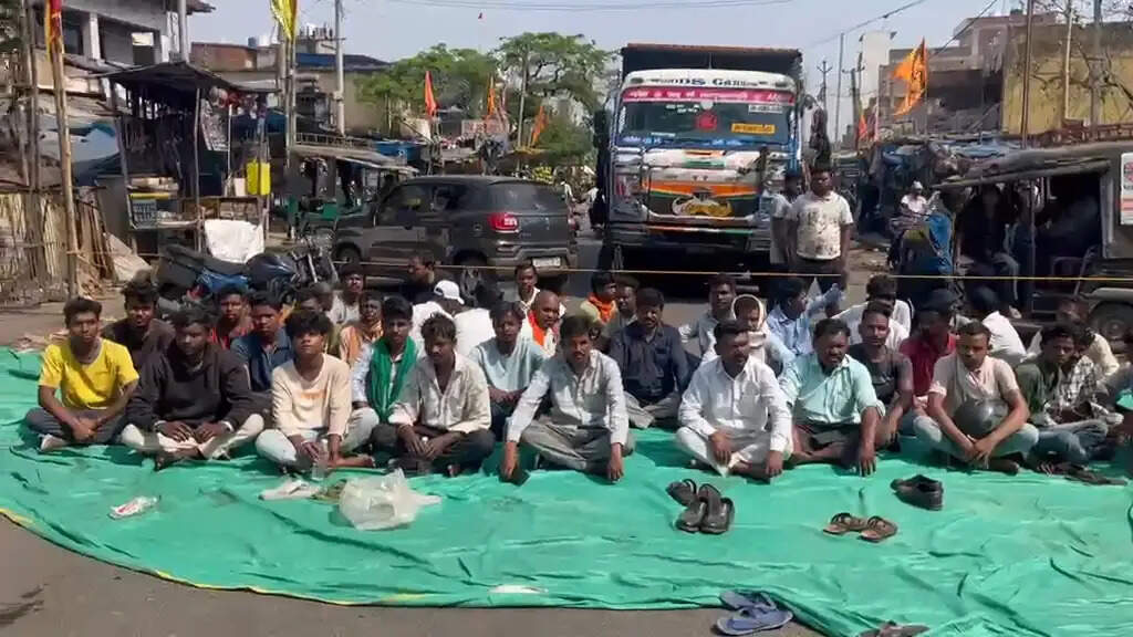 सड़क दुर्घटना में युवक की मौत , सड़क जाम