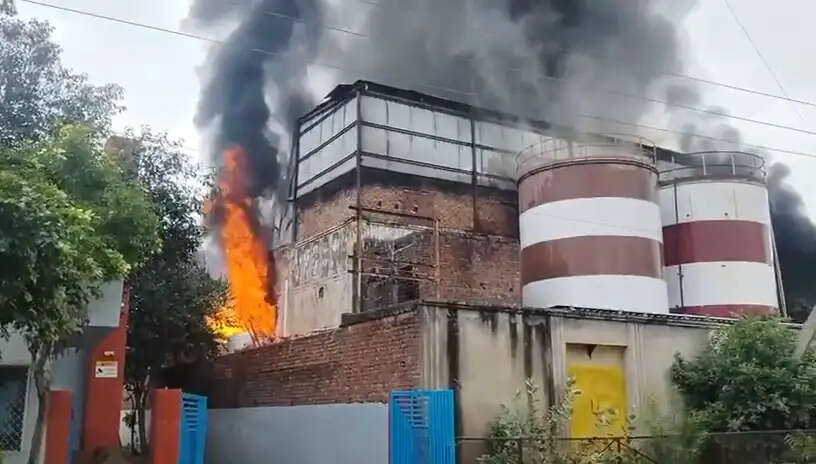अलवर में तेल पैकिंग फैक्ट्री में लगी भीषण आग, 7 घंटे में 18 दमकलों ने पाया काबू