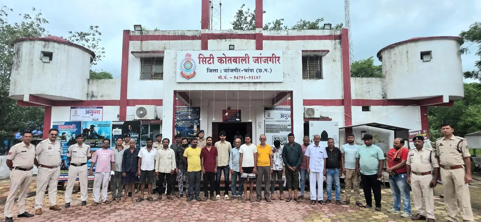 जांजगीर-चांपा पुलिस का बड़ा एक्शन: रातभर चला कॉम्बिंग गश्त, 127 निगरानी और गुंडा बदमाश थाने लाए गए