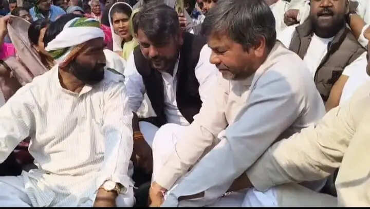 अनूपपुर: यात्री ट्रेनों के ठहराव के लिए कांग्रेस का धरना प्रर्दशन, रेलवे ने 2 माह का मांगा समय