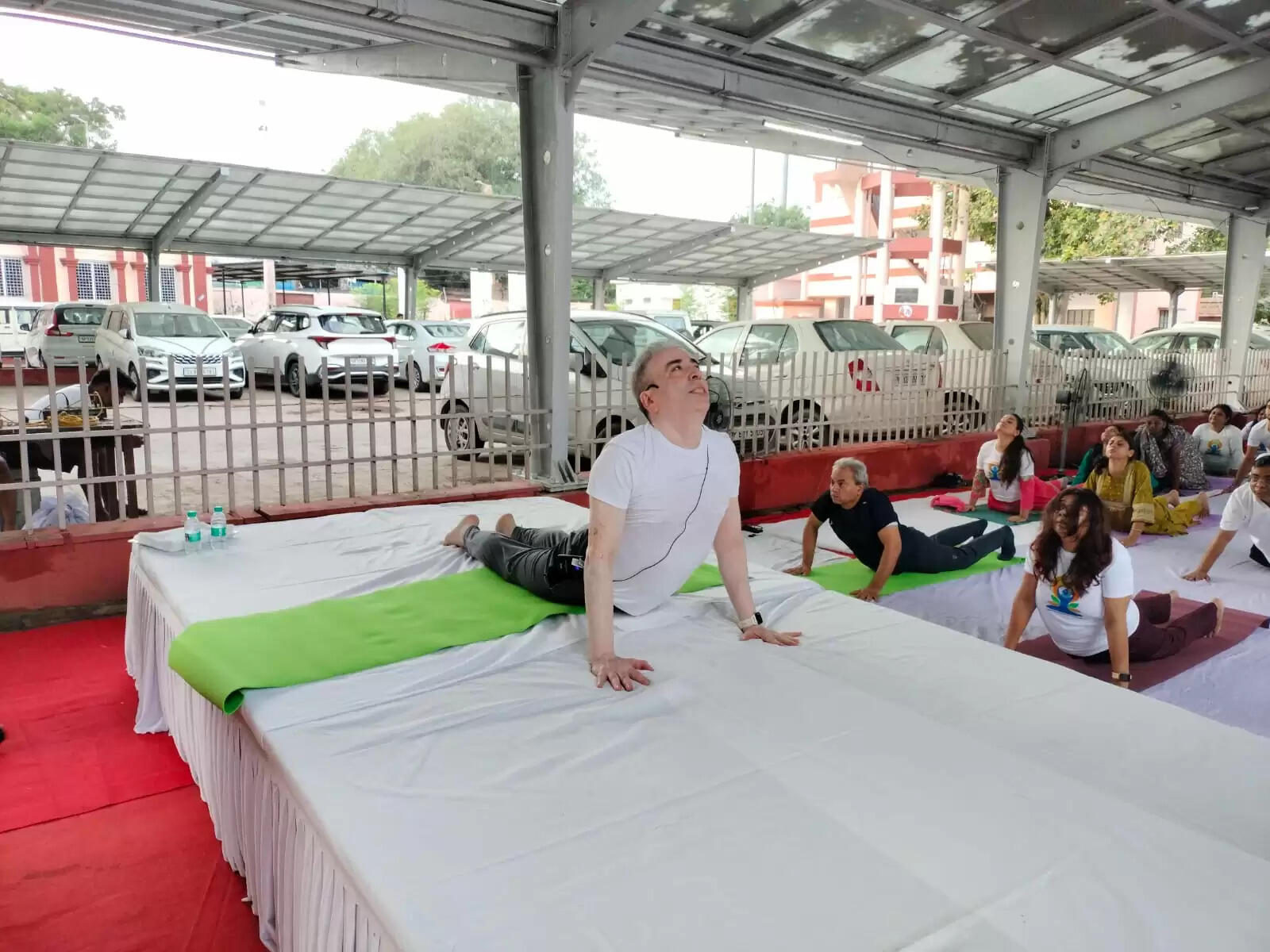 अंतरराष्ट्रीय योग दिवस पर राजस्व परिषद अध्यक्ष ने कराया योग