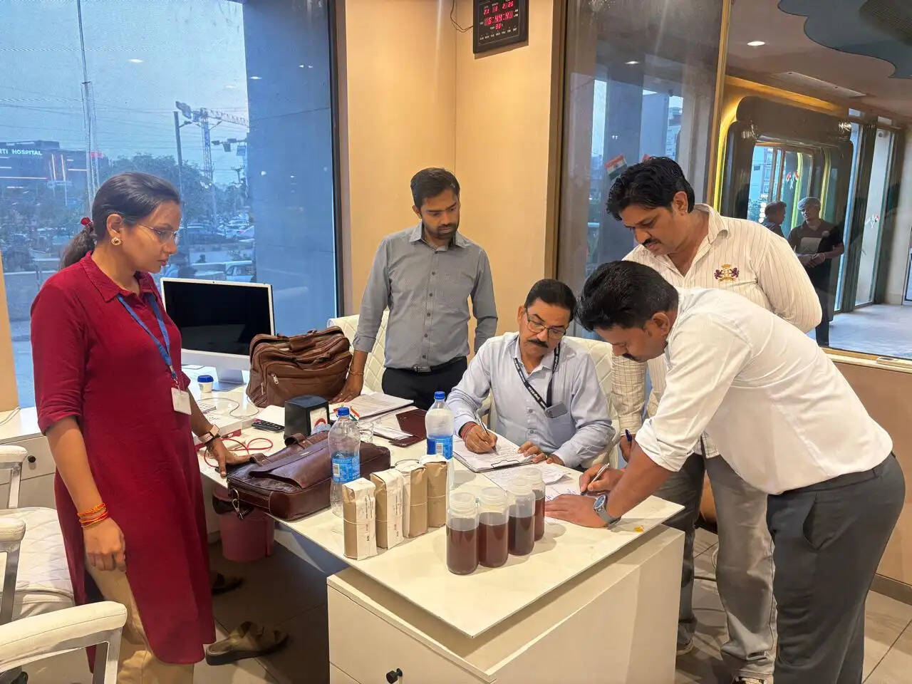 मिलावट के खिलाफ खाद्य विभाग ने कार्रवाई करते हुए मिठाई-मावे समेत तेल के नमूने लिए