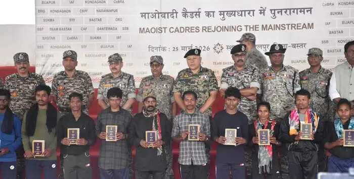 छत्तीसगढ़ में पापाराव सहित 87 लाख के इनामी 18 नक्सलियों का आत्मसमर्पण