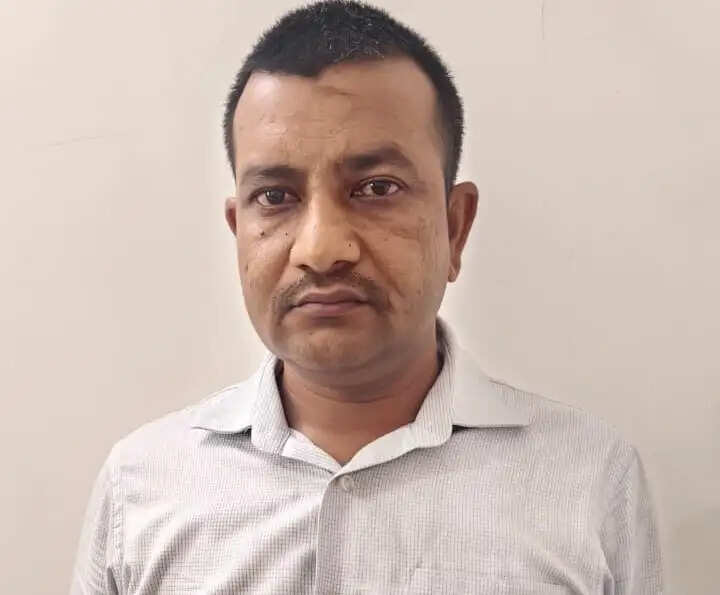 दर्ज मामले में जल्द कार्रवाई के नाम पर कांस्टेबल छह हजार की रिश्वत लेते गिरफ्तार