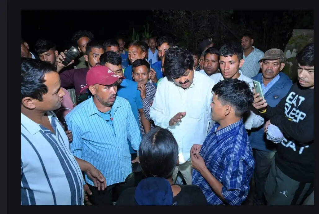 आपदा प्रभावितों के बीच पहुंचे गोदियाल, मदद का दिया भरोसा