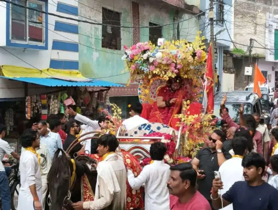 राजगढ़ः संत कालीचरण महाराज का भव्य स्वागत, शोभायात्रा में उमड़ा आस्था का सैलाब