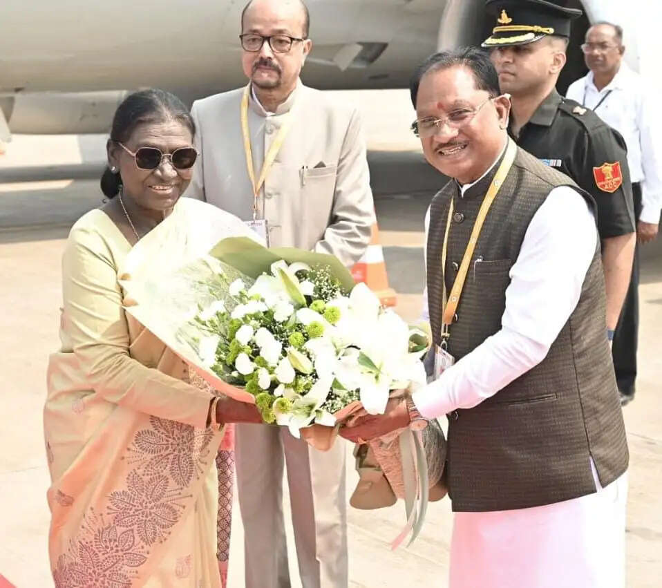 राष्ट्रपति मुर्मु दो दिवसीय छत्तीसगढ़ प्रवास पर रायपुर पहुंचीं
