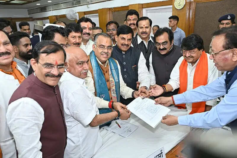 मप्र से राज्यसभा चुनाव के लिए भाजपा उम्मीदवार तरुण चुघ और रजनीश अग्रवाल ने दाखिल किया नामांकन