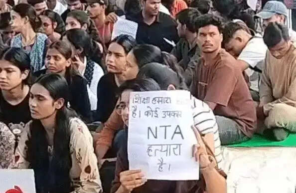 मप्र में पेपर लीक के विरोध में सड़कों पर उतरे छात्र-युवा,&nbsp;इंदौर में ढोल-मंजीरों के साथ प्रदर्शन, रीवा-सतना में पुलिस से झड़प