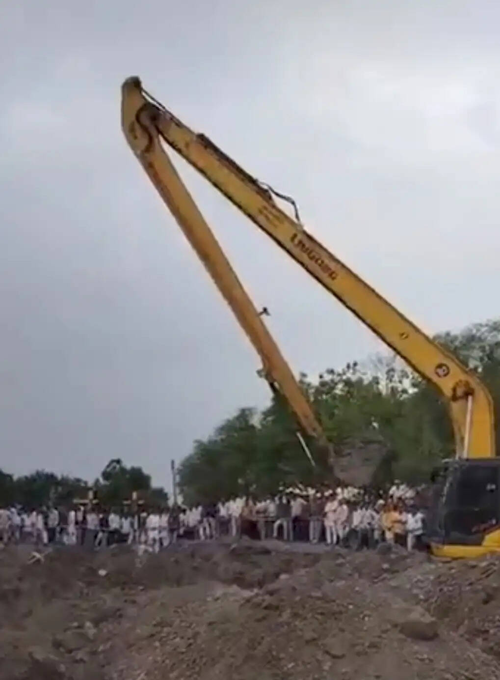 राजगढ़ःनिर्माणाधीन कुआं धंसने से कांग्रेस नेता की मां और पत्नी मलबे में दबी, जेसीबी-पोकलेन से रेस्क्यू जारी