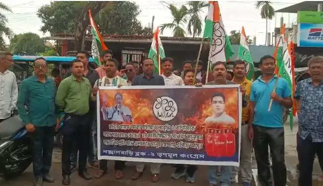 रसोई गैस किल्लत को लेकर तृणमूल का प्रदर्शन, केंद्र सरकार पर साधा निशाना