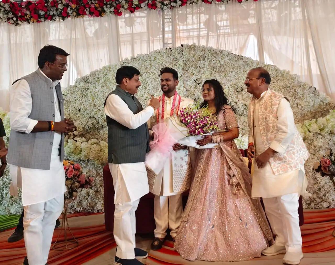 अनूपपुर: राज्य मंत्री दिलीप जायसवाल के पुत्र के विवाह समारोह में शामिल हुए मुख्यमंत्री डॉ यादव