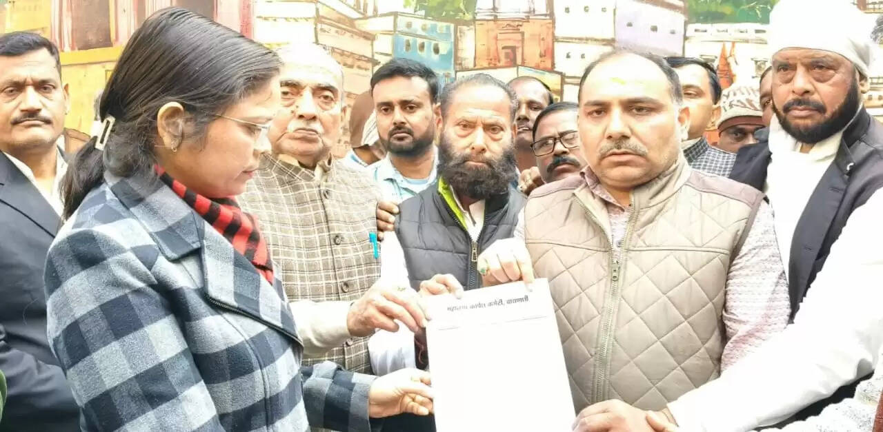 मणिकर्णिकाघाट पर पुनर्निर्माण को लेकर कांग्रेस का प्रदर्शन,सौंपा ज्ञापन