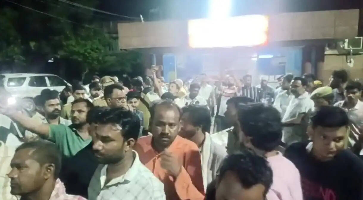 दबंगों ने बीच सड़क युवक पर हमला कर काट डाले दोनों हाथ, भाजपा नेता पर आरोप