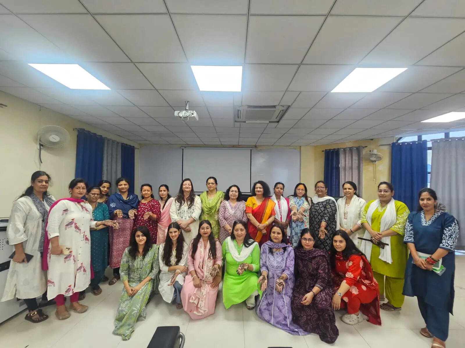 वंदे मातरम्’अभियान मेहंदी प्रतियोगिता यूओयू के नाम