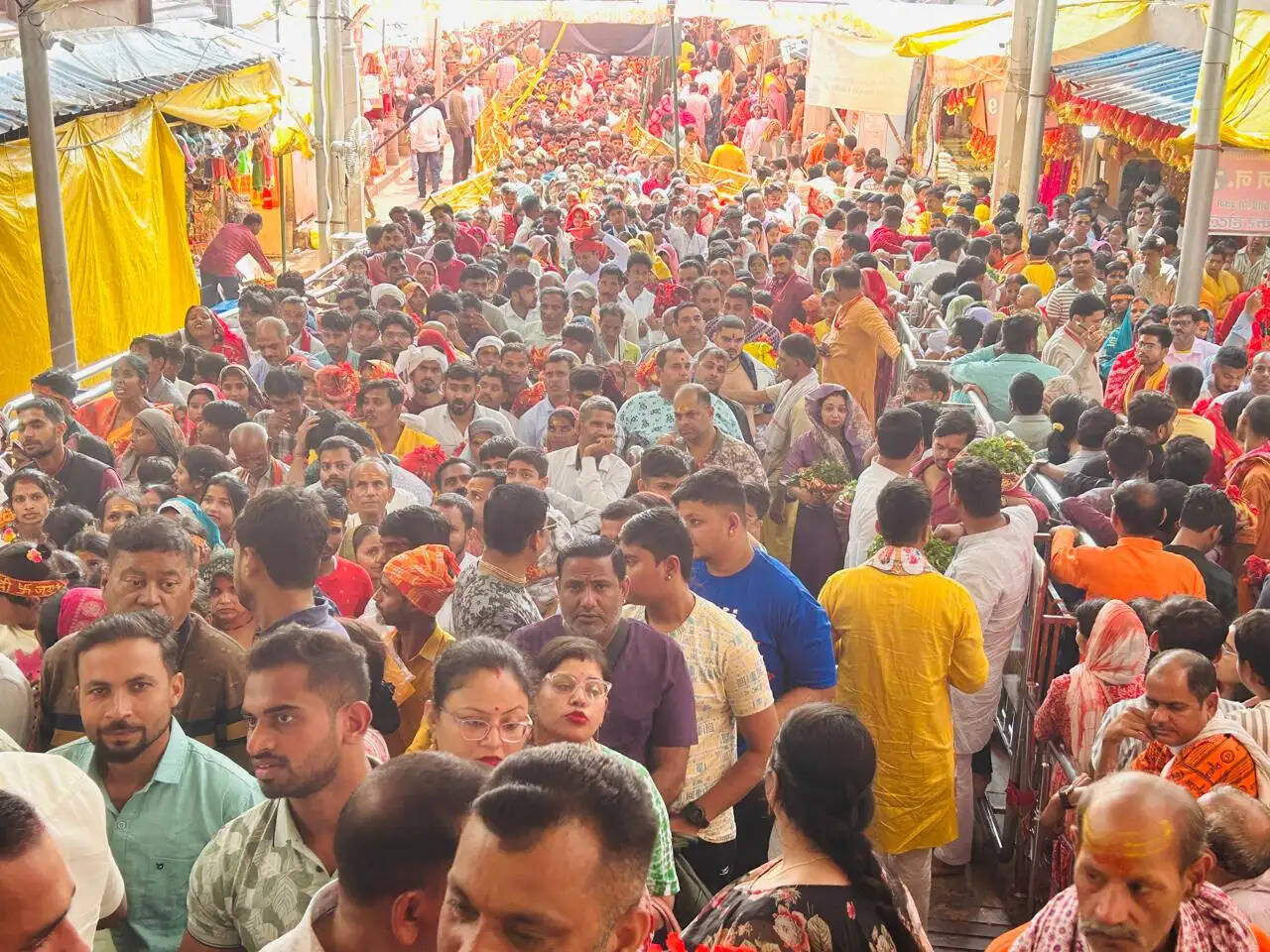 चंद्रघंटा स्वरूप के दर्शन को उमड़ा जनसैलाब, विंध्य धाम में आस्था का सागर