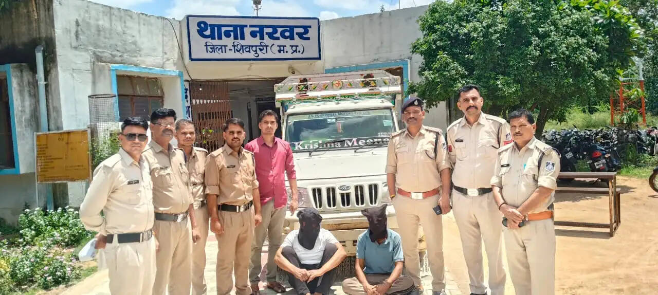 शिवपुरीः नरवर किला तोप चोरी मामले में दो आरोपी गिरफ्तार, वारदात में प्रयुक्त पिकअप जब्त