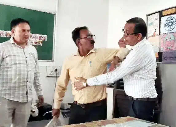 फरीदाबाद : नशे में टीचर व लैब असिस्टेंट ने प्रिंसिपल पर फेंकी शराब