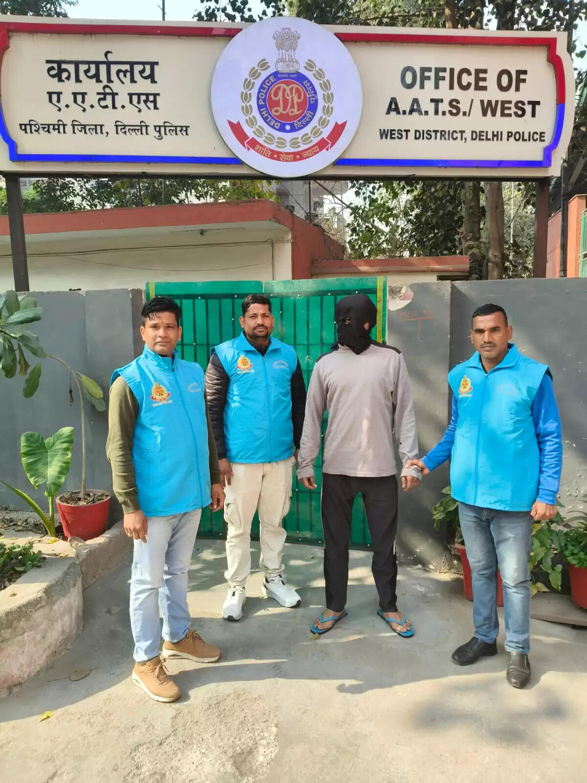 लूट के मामले में फरार आराेपित गिरफ्तार