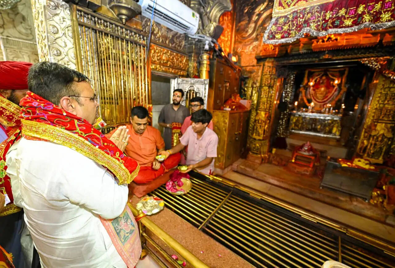 मुख्यमंत्री ने किए मां अम्बाजी शक्ति पीठ के दर्शन, देश-प्रदेश की खुशहाली की कामना