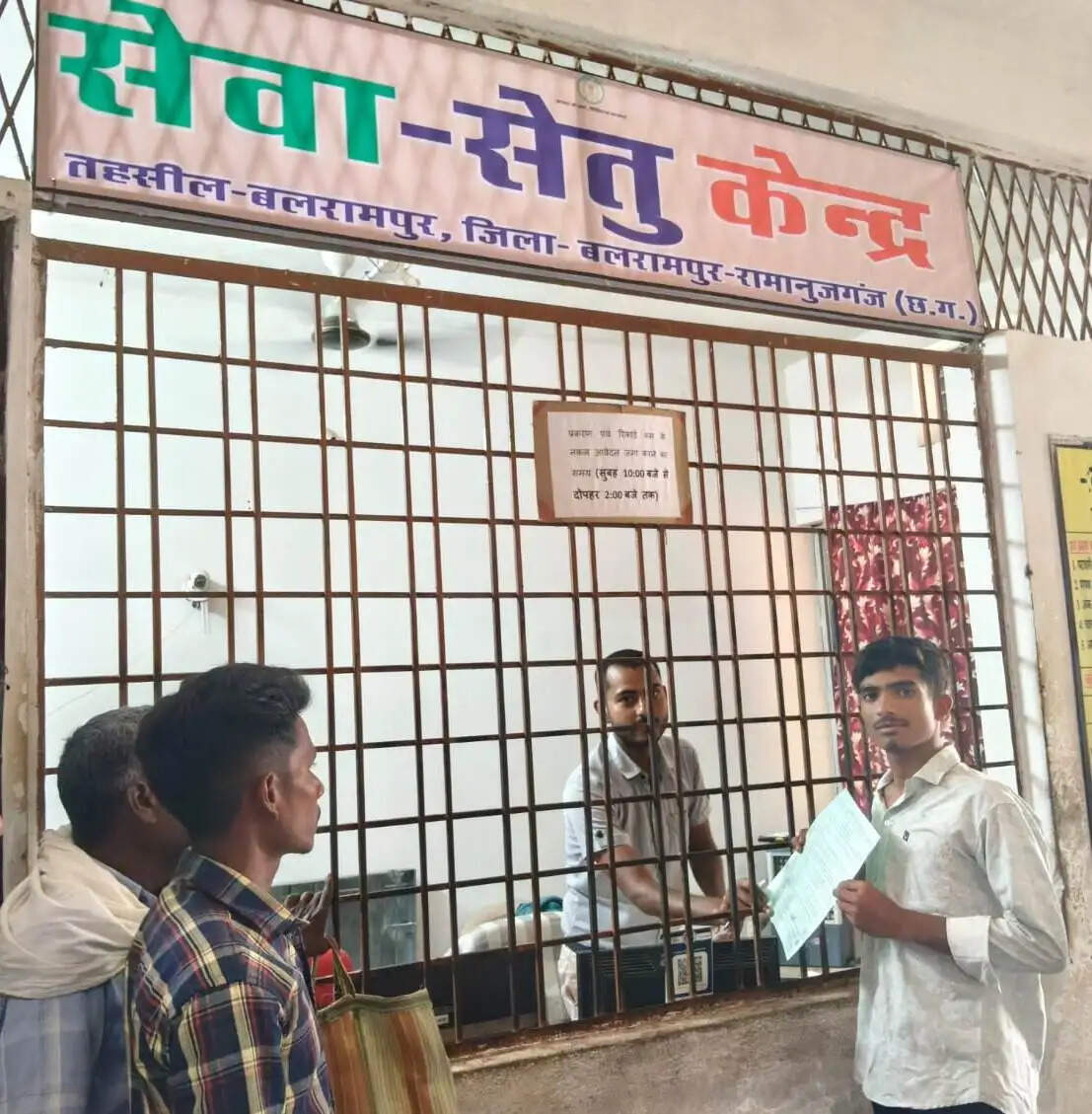 बलरामपुर : सेवा सेतु पोर्टल से संतोषी सिंह को मिला निवास प्रमाण पत्र, 441 से अधिक सरकारी सेवाएं एक मंच पर