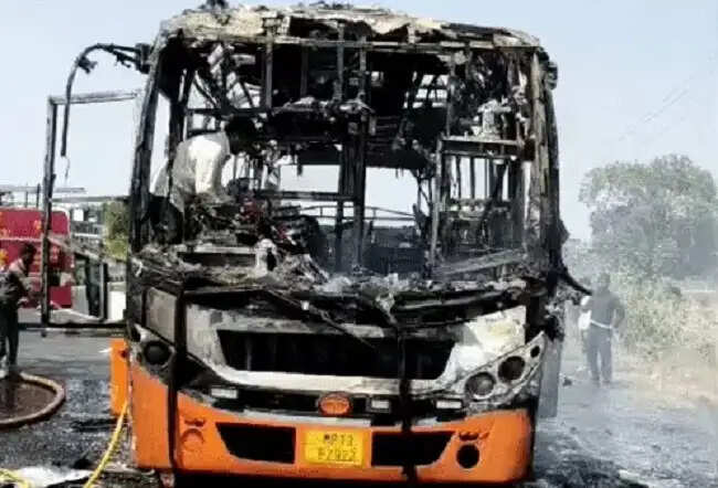 मप्रः उज्जैन से इंदौर जा रही मुख्यमंत्री सुगम परिवहन सेवा की बस में लगी आग, जलकर हुई खाक