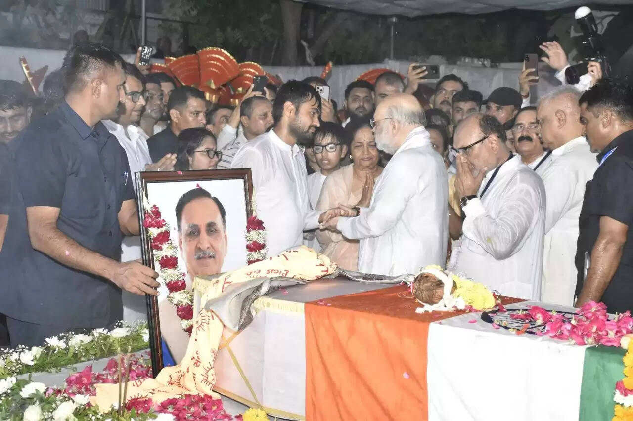 राजकीय सम्मान के साथ हुआ गुजरात के पूर्व मुख्यमंत्री विजय रूपाणी का अंतिम संस्कार