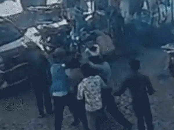 पेट्रोल पंप पर लाइन विवाद में कर्मचारी को कट्टा दिखाया, घटना सीसीटीवी में कैद