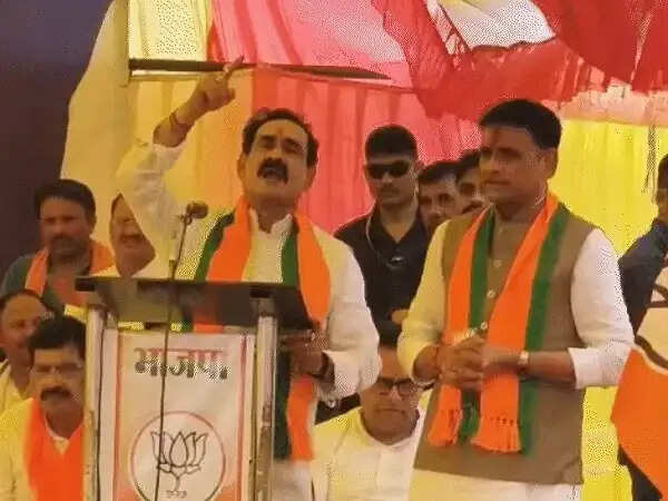 दतिया उपचुनाव: भाजपा की सभा में भावुक हुए नरोत्तम मिश्रा, बोले- आशुतोष को जिताने एक-एक घर के सामने शीश नवाऊंगा