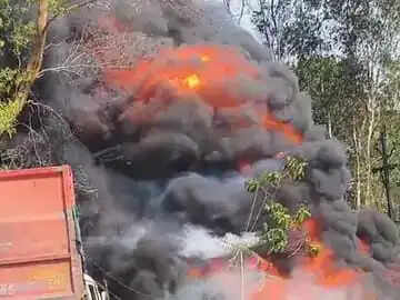 कोरबा : बाँकी मोंगरा के टायर गोदाम में लगी भीषण आग, लाखों का नुकसान