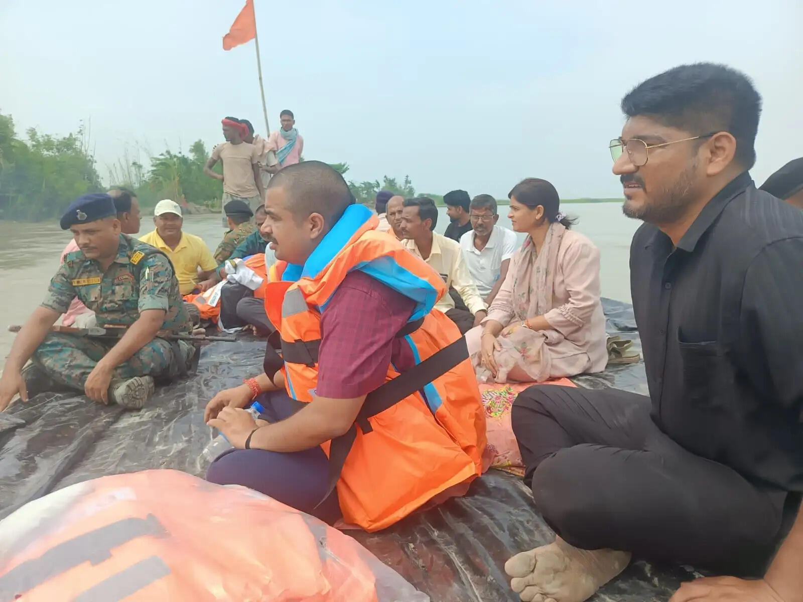 कोशी कटाव प्रभावित क्षेत्र का डीएम ने किया निरीक्षण