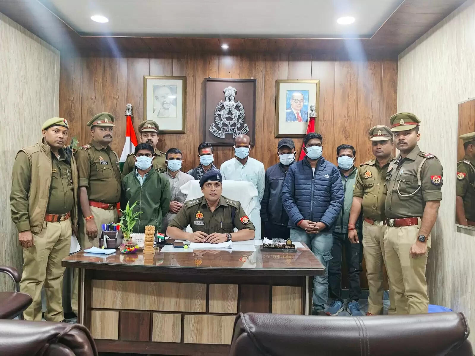 काशी विश्वनाथ मंदिर में सुगम दर्शन के नाम पर श्रद्धालुओं से रूपये ऐंठने वाले 7 दलाल गिरफ्तार